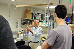Dan Lathrop explains granular electrification experiment to undergrads